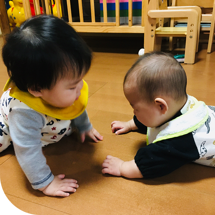 室内で遊ぶ様子